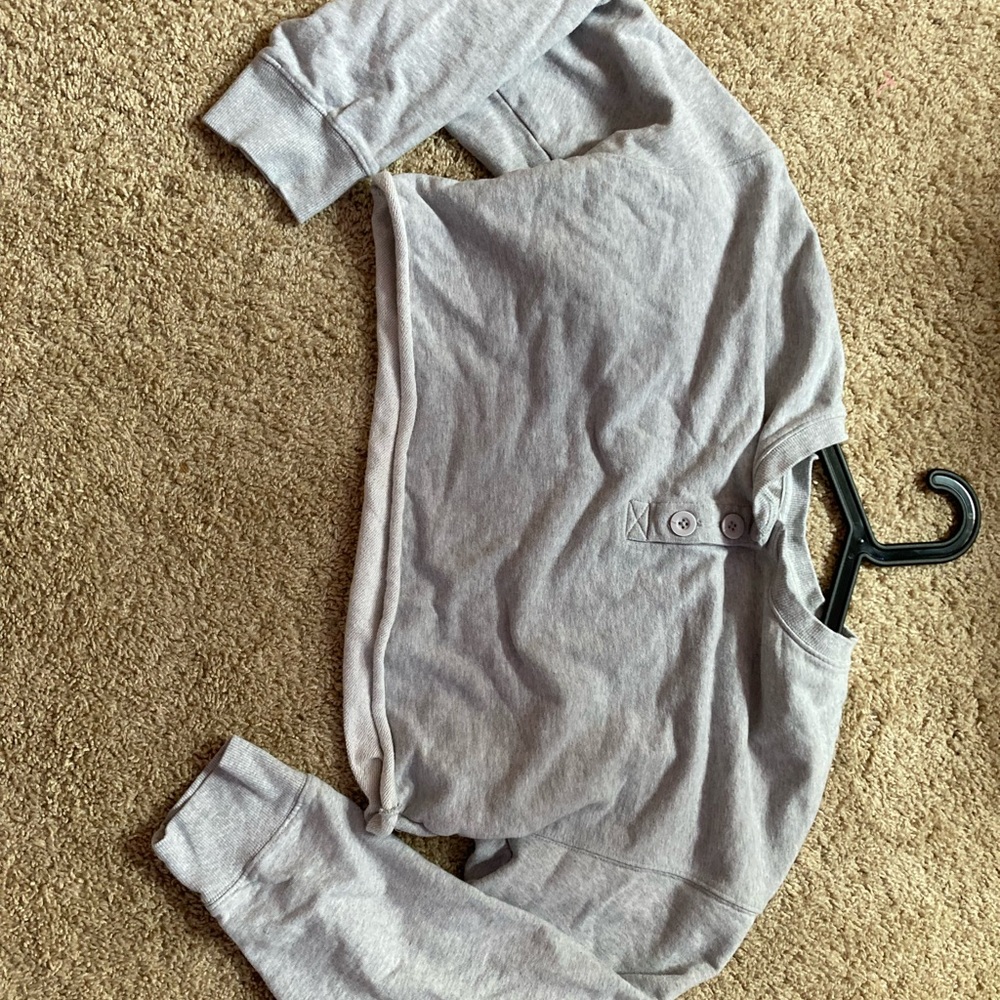 I am selling a grey sweater the brand is abound and it’s a size small.